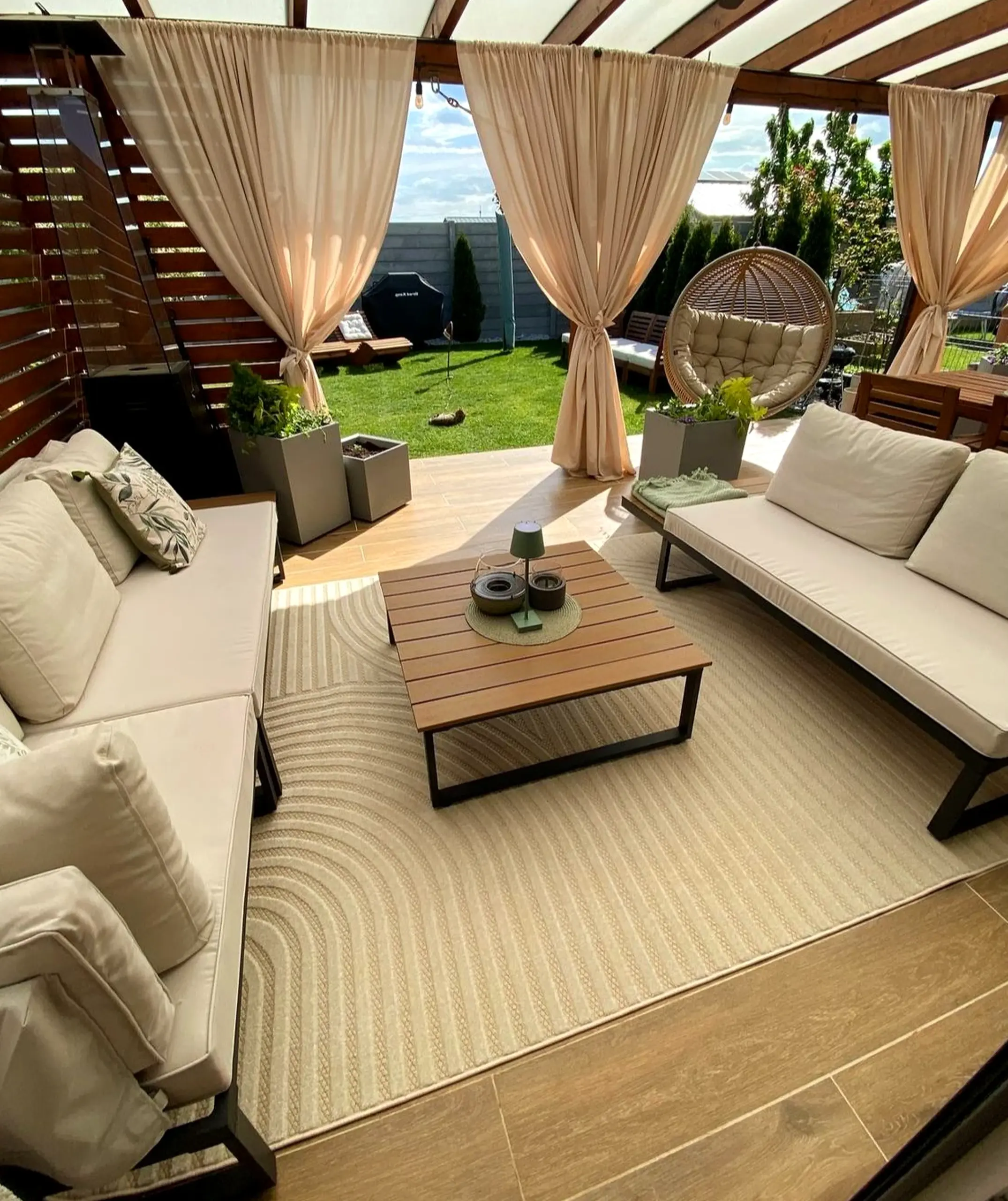 Simple breakfast table brings a useful note of focus, making the sitting area feel comfortable in daily use.