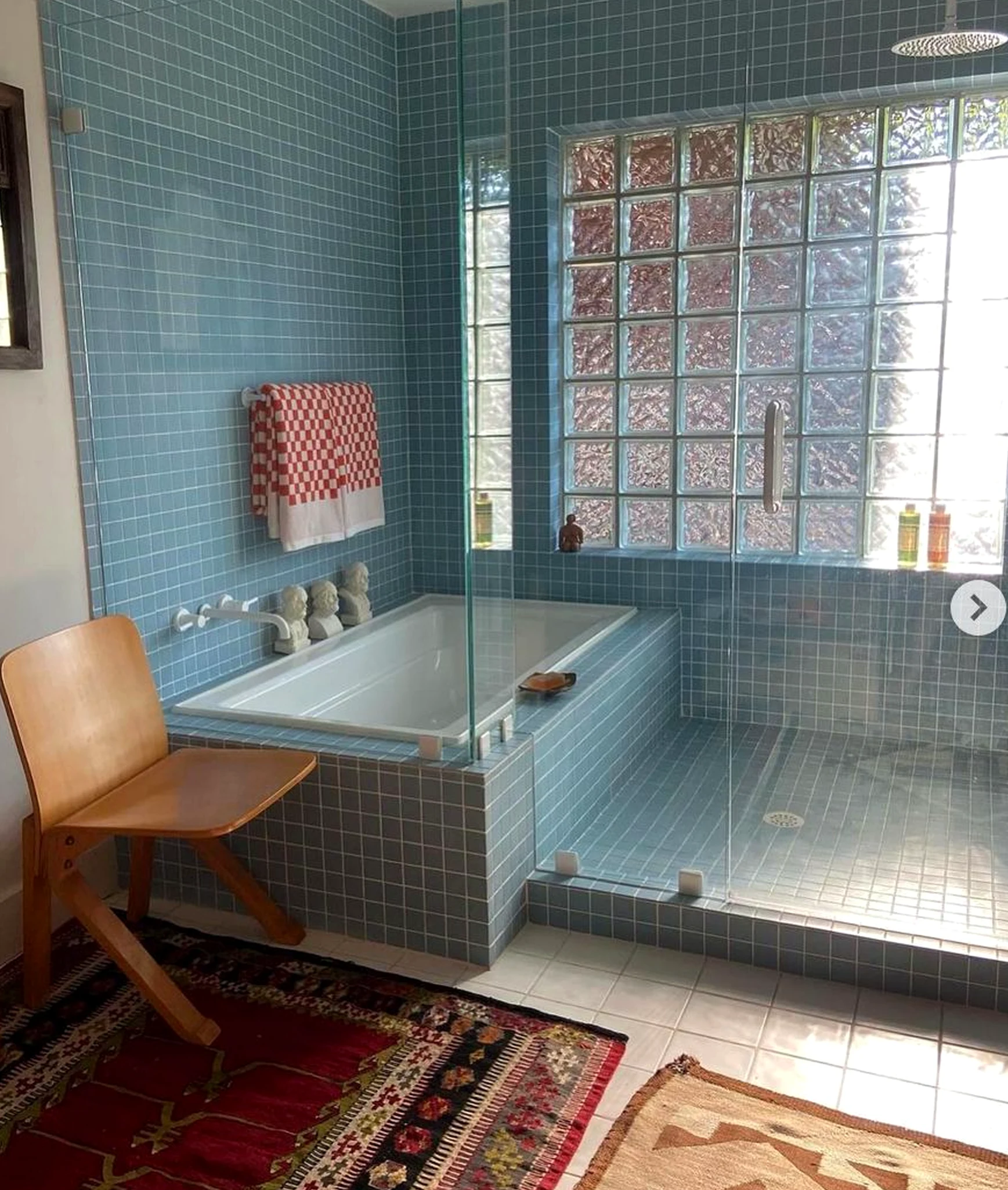 Quiet tile detail gives the room more order, so the whole view feels personal and relaxed.