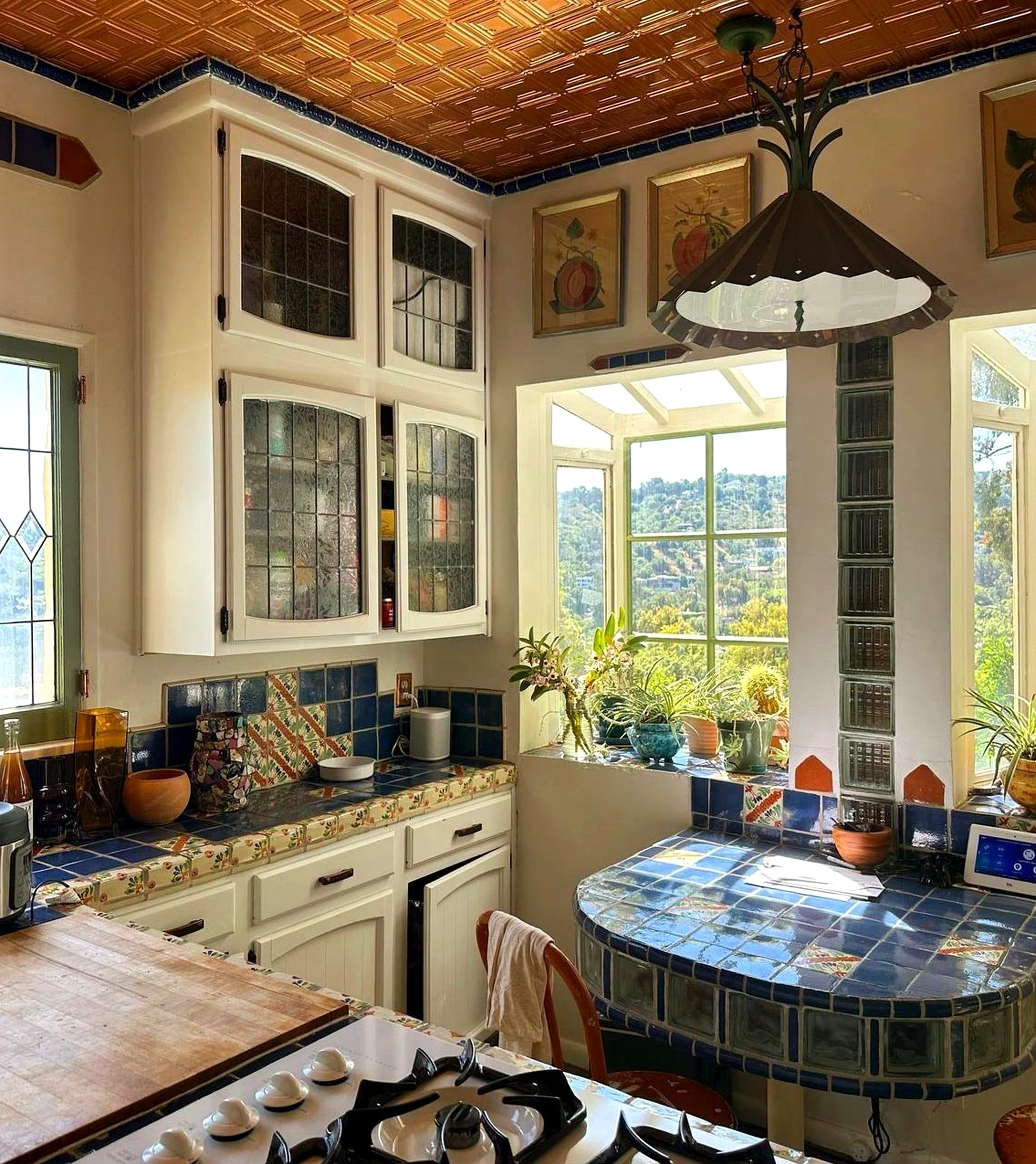 Cozy dining setup draws attention to light while the arrangement stays simple yet expressive.