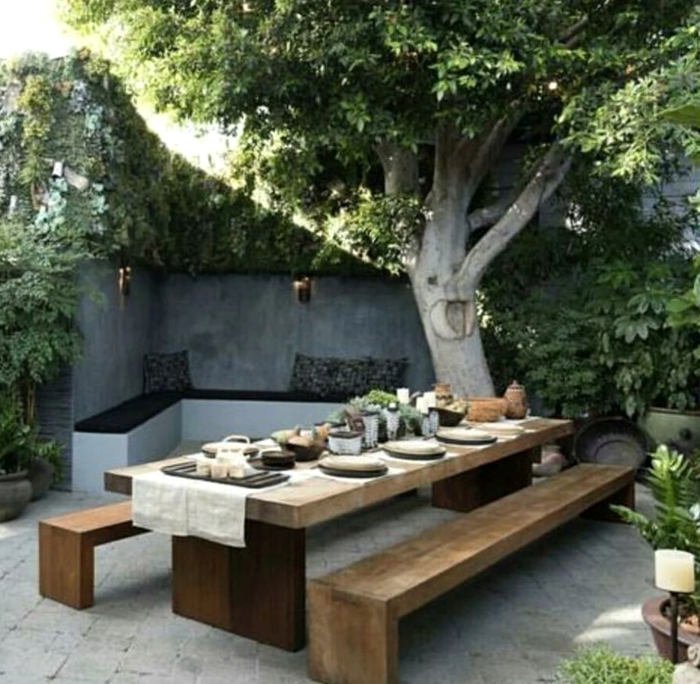 Sunny garden border introduces warmth into the composition, keeping the atmosphere comfortable in daily use.