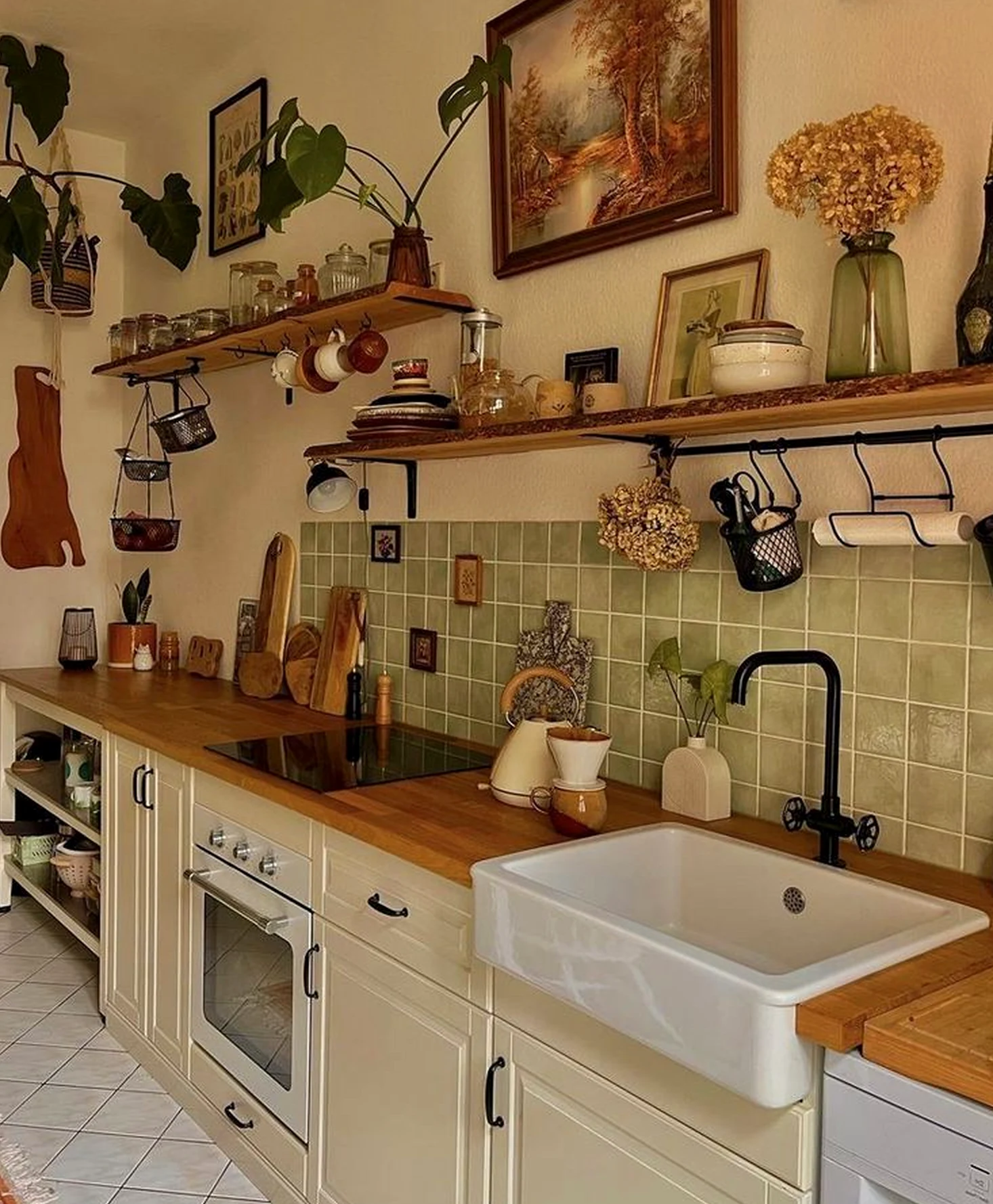 Bright sink area adds a clear layer of personality, helping the table feel clear and inviting.