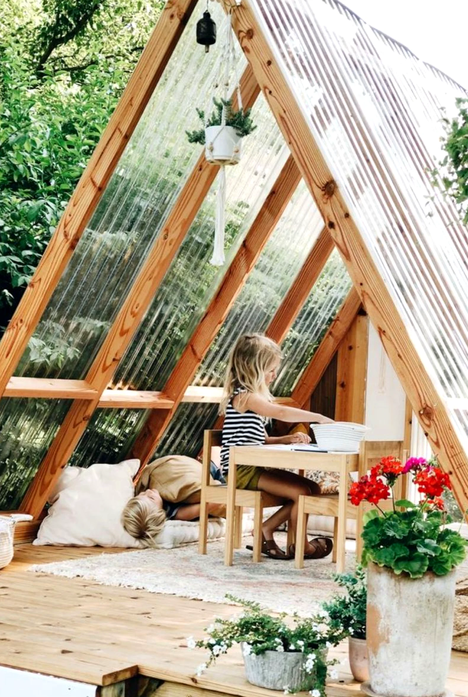 Sunny poolside setting supports the sitting area through detail, leaving the space feeling comfortable in daily use.