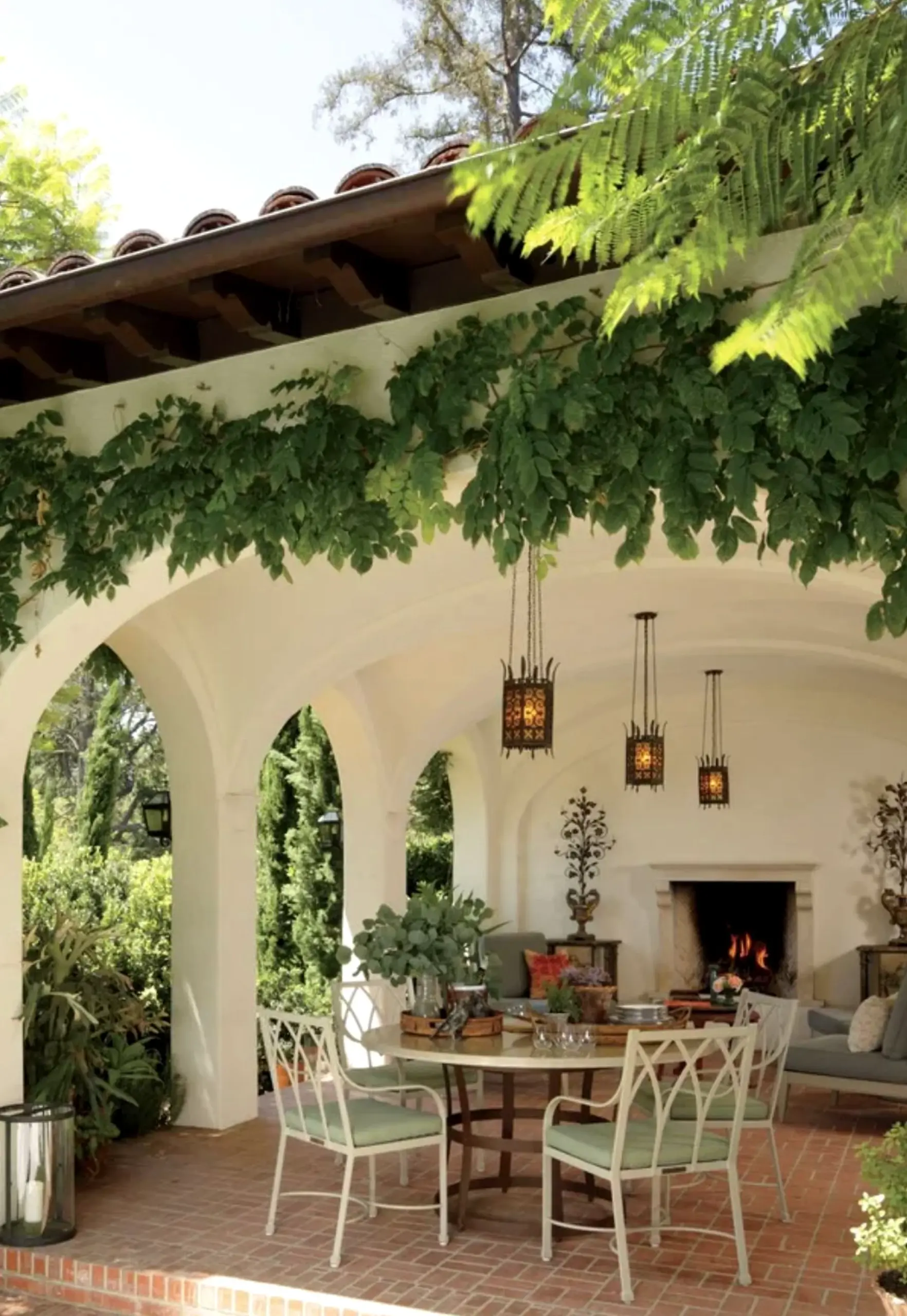 Sunny porch bench draws attention to balance while the arrangement stays comfortable in daily use.