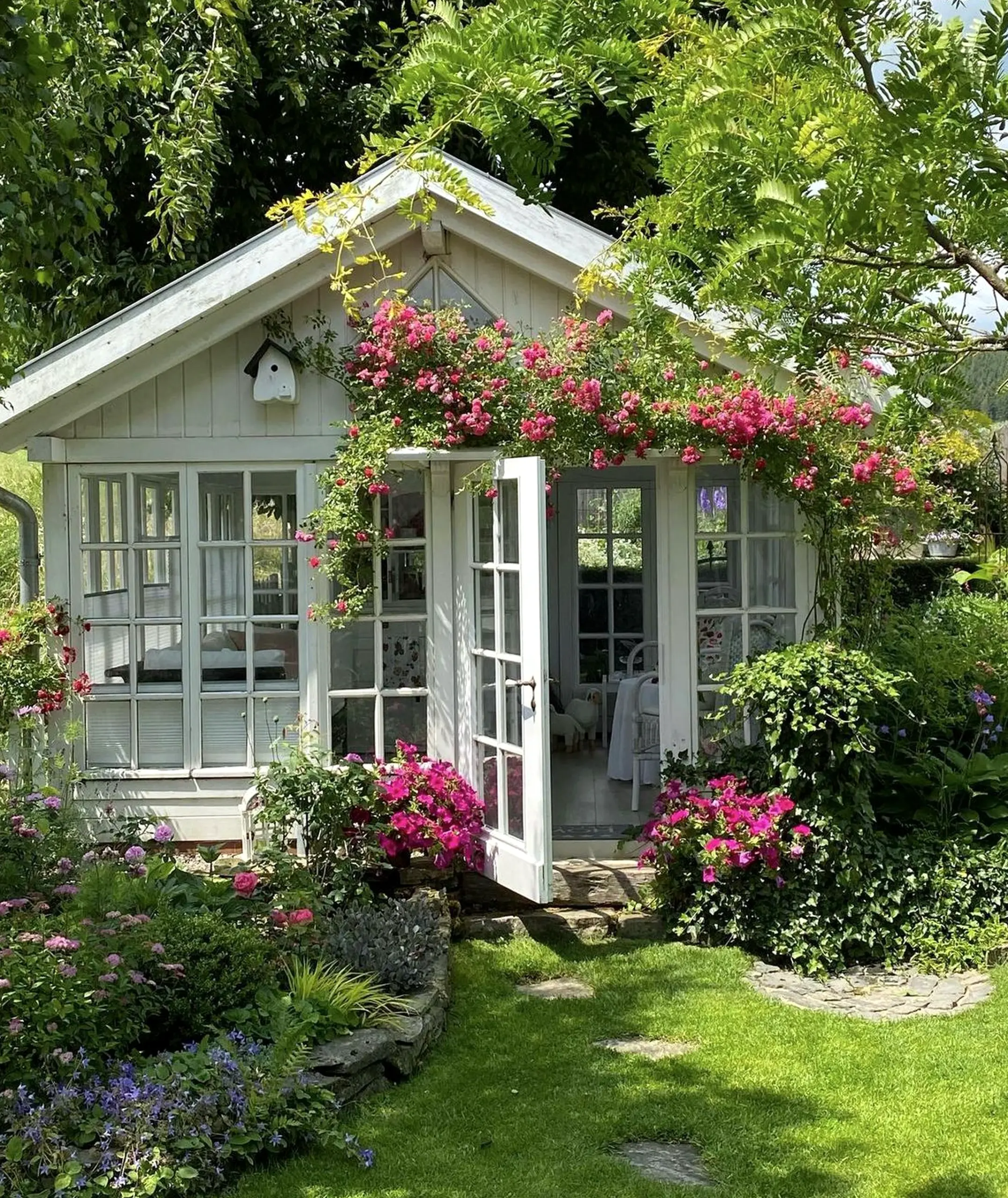 Fresh poolside setting brings a useful note of texture, making the outdoor space feel clear and inviting.