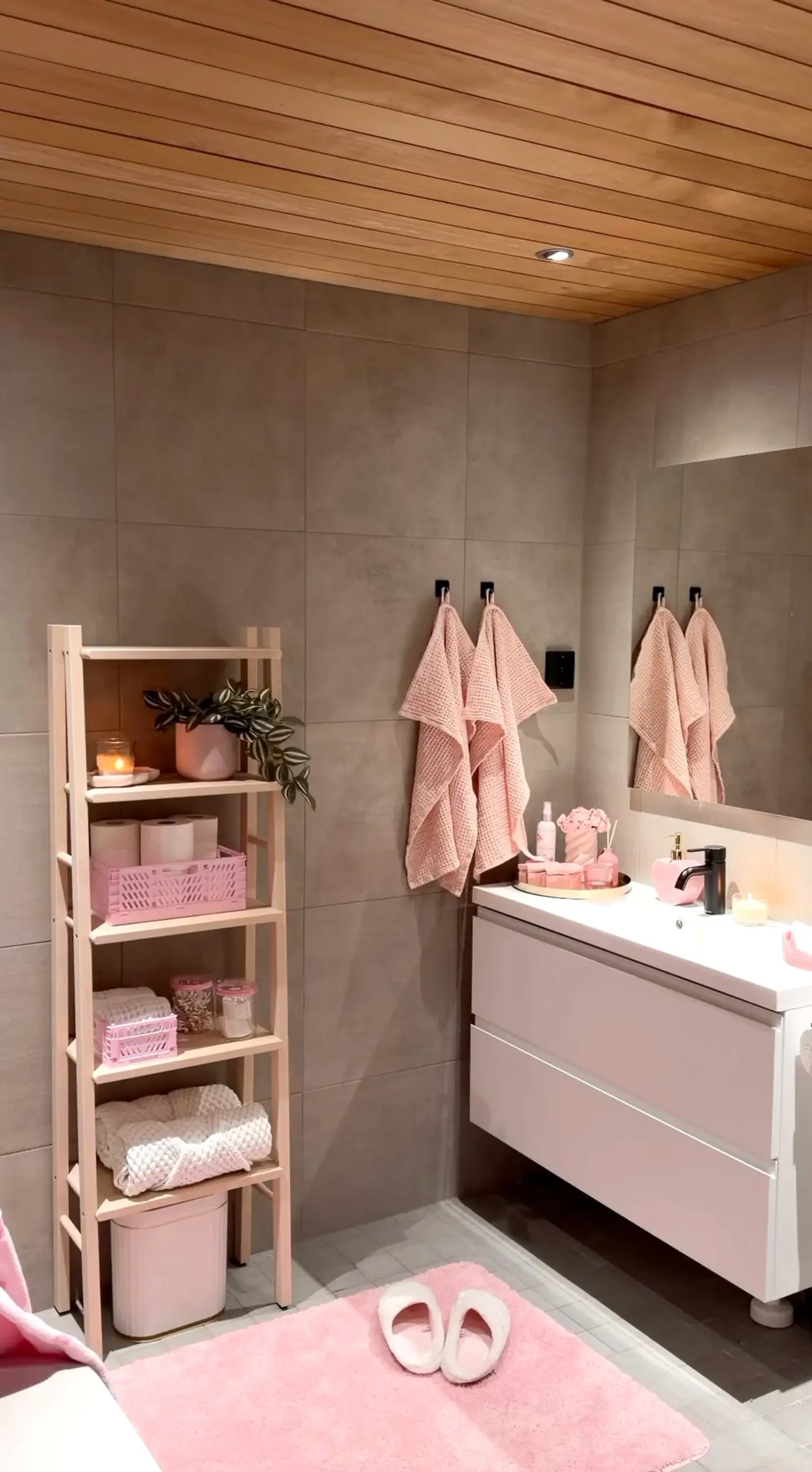Quiet colorful passage draws attention to clarity while the entry stays fresh and intentional.