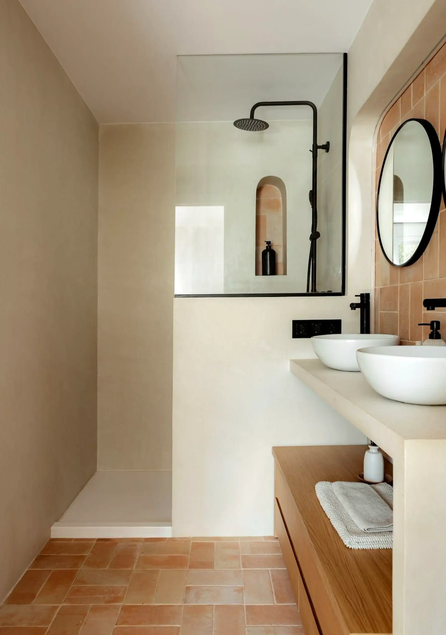 Sculptural tile detail adds contrast across the outdoor space, giving the decor a finish that feels quietly finished.