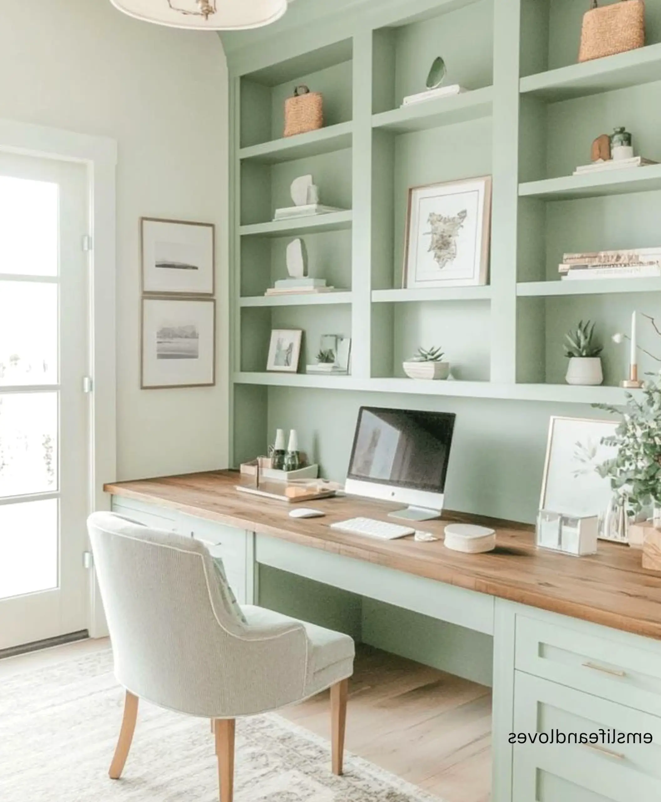 Inviting fireplace area adds freshness across the table, giving the decor a finish that feels comfortable in daily use.