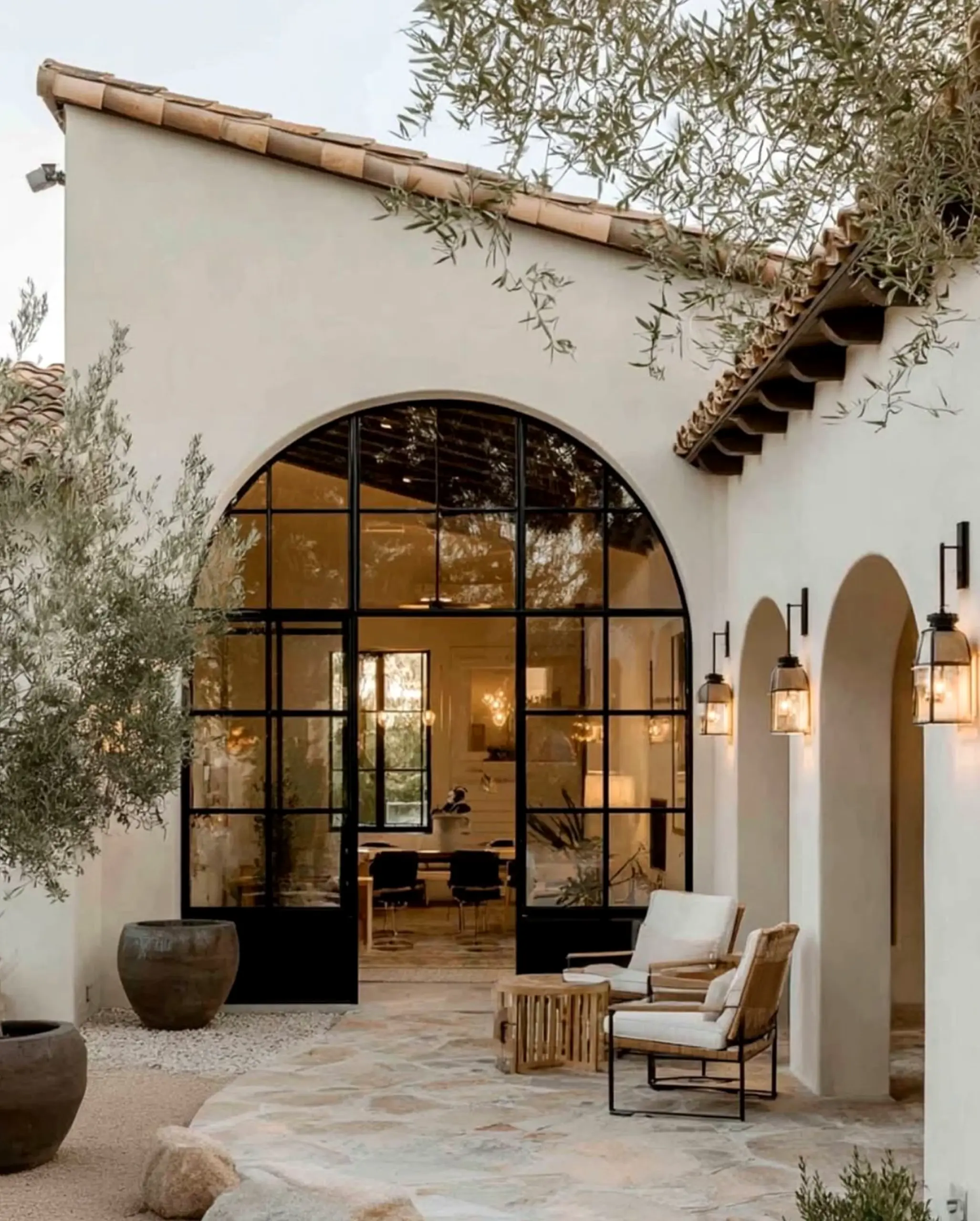 Fresh ceiling detail anchors the entry with contrast, giving the view a mood that feels ready for quiet use.