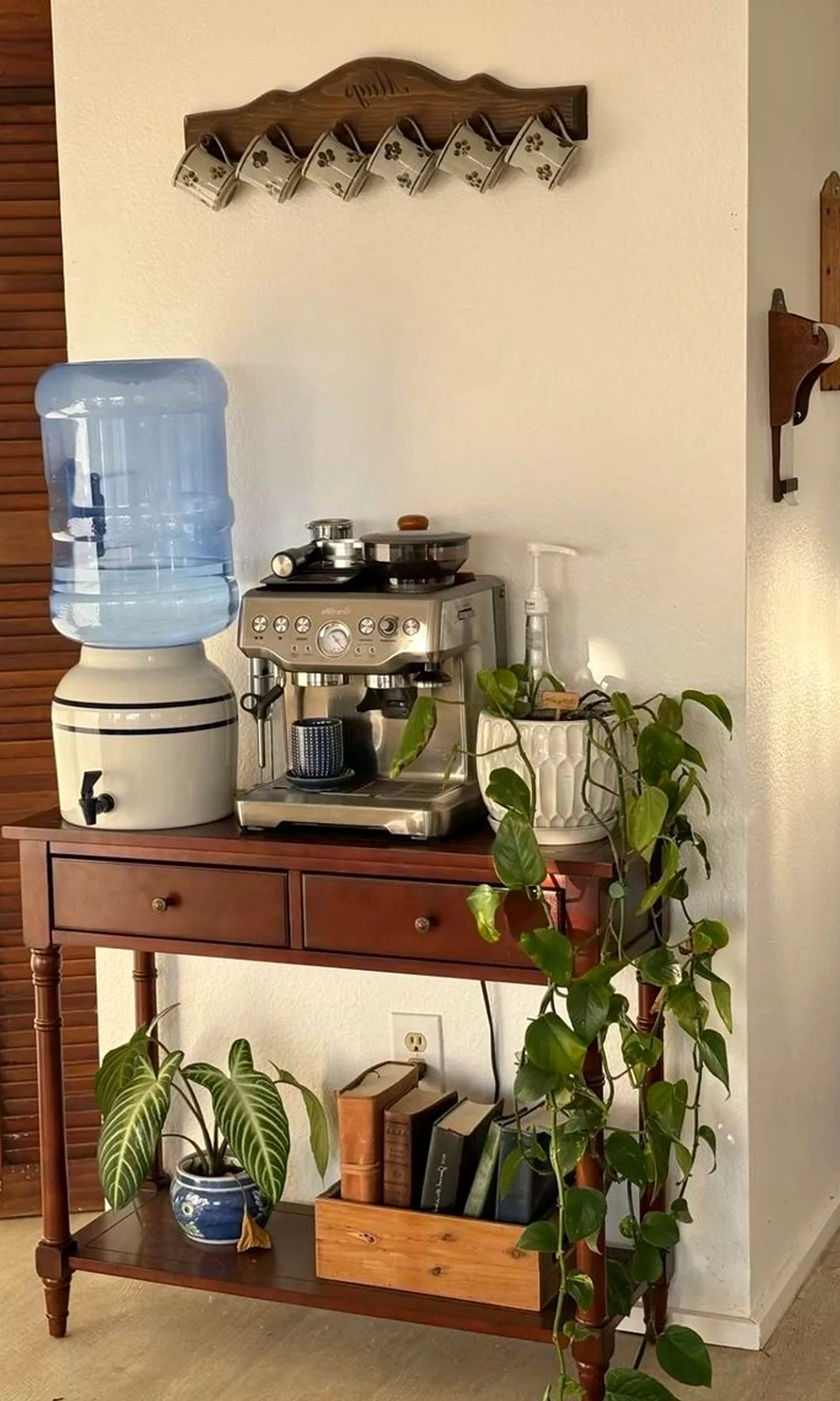 Relaxed cabinet wall introduces freshness into the backdrop, keeping the atmosphere soft at the edges.