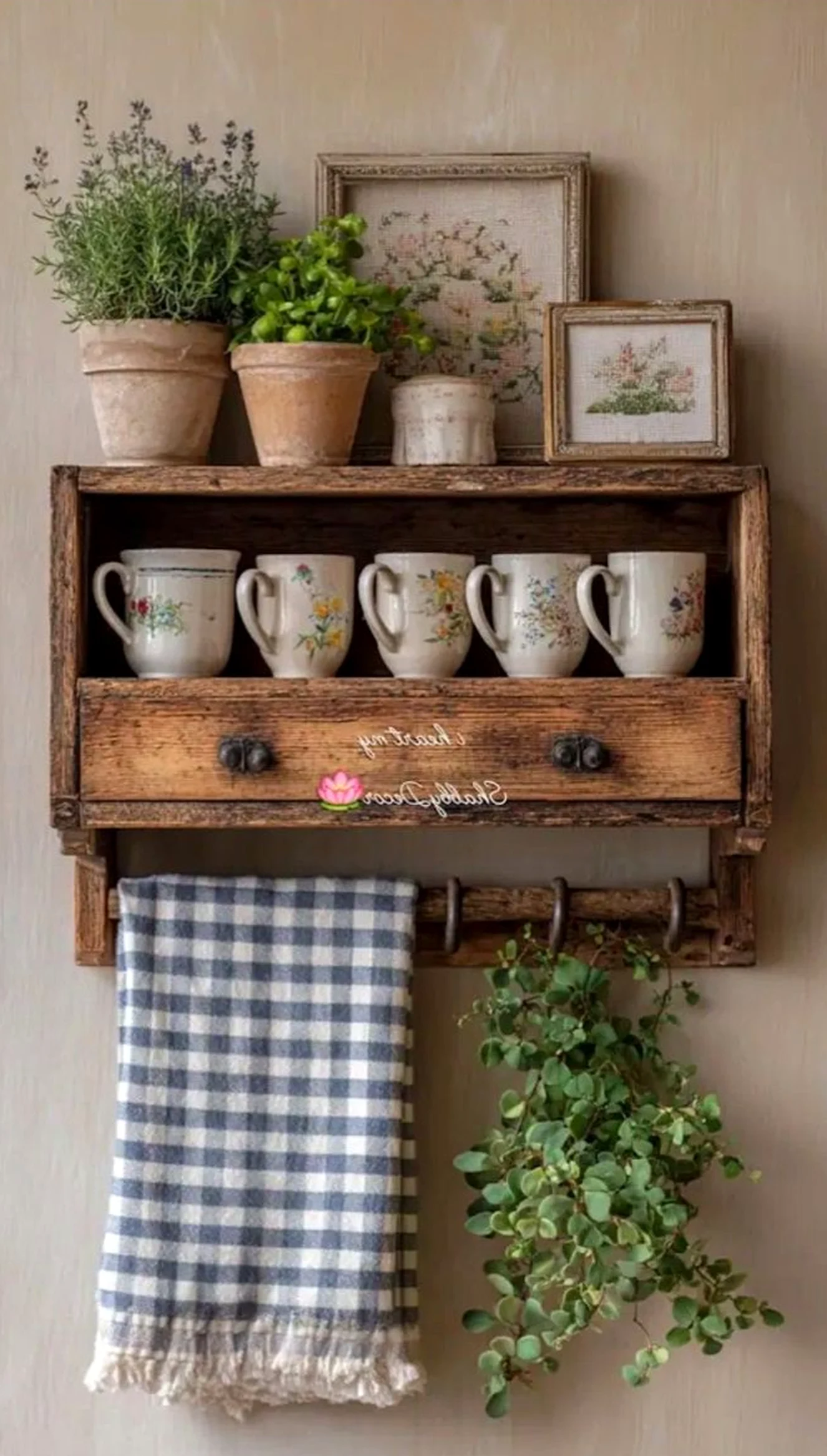 Layered plant shelf introduces light into the view, keeping the atmosphere easy to enjoy.