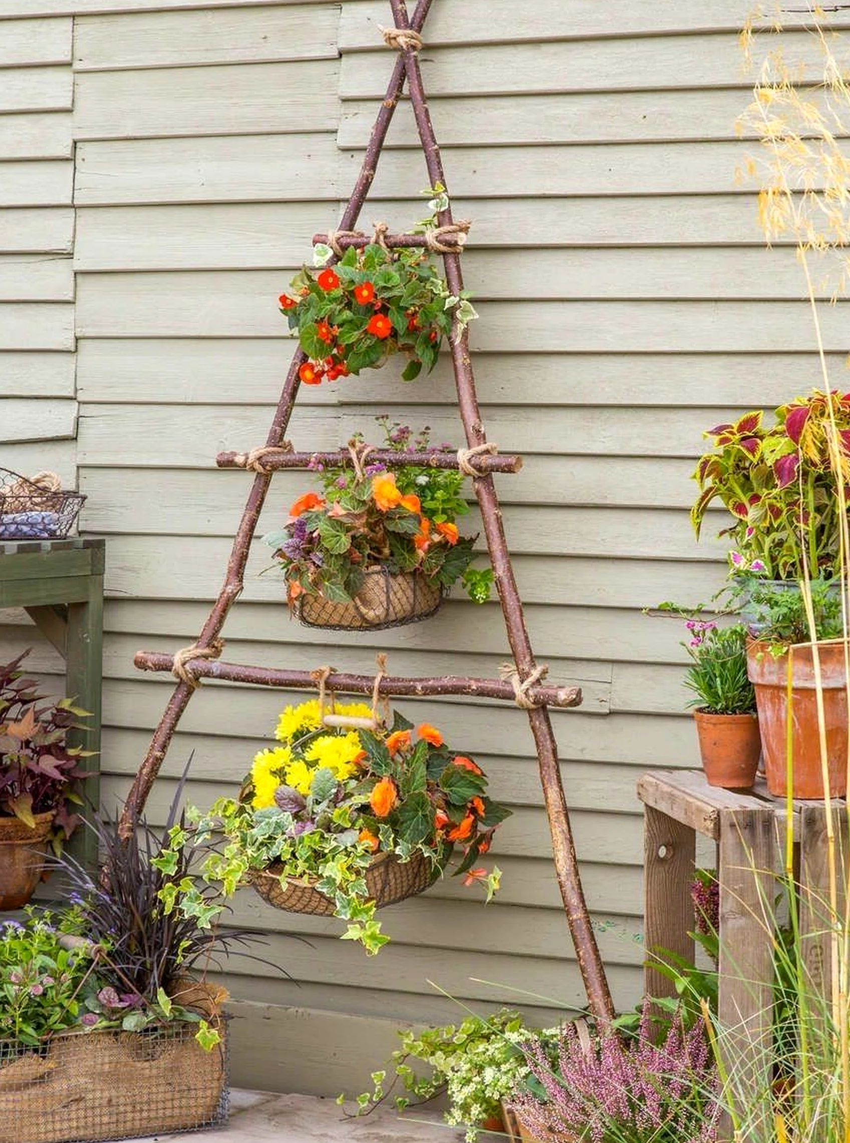 Earthy vase display gives the table more clarity, so the whole view feels warm without clutter.