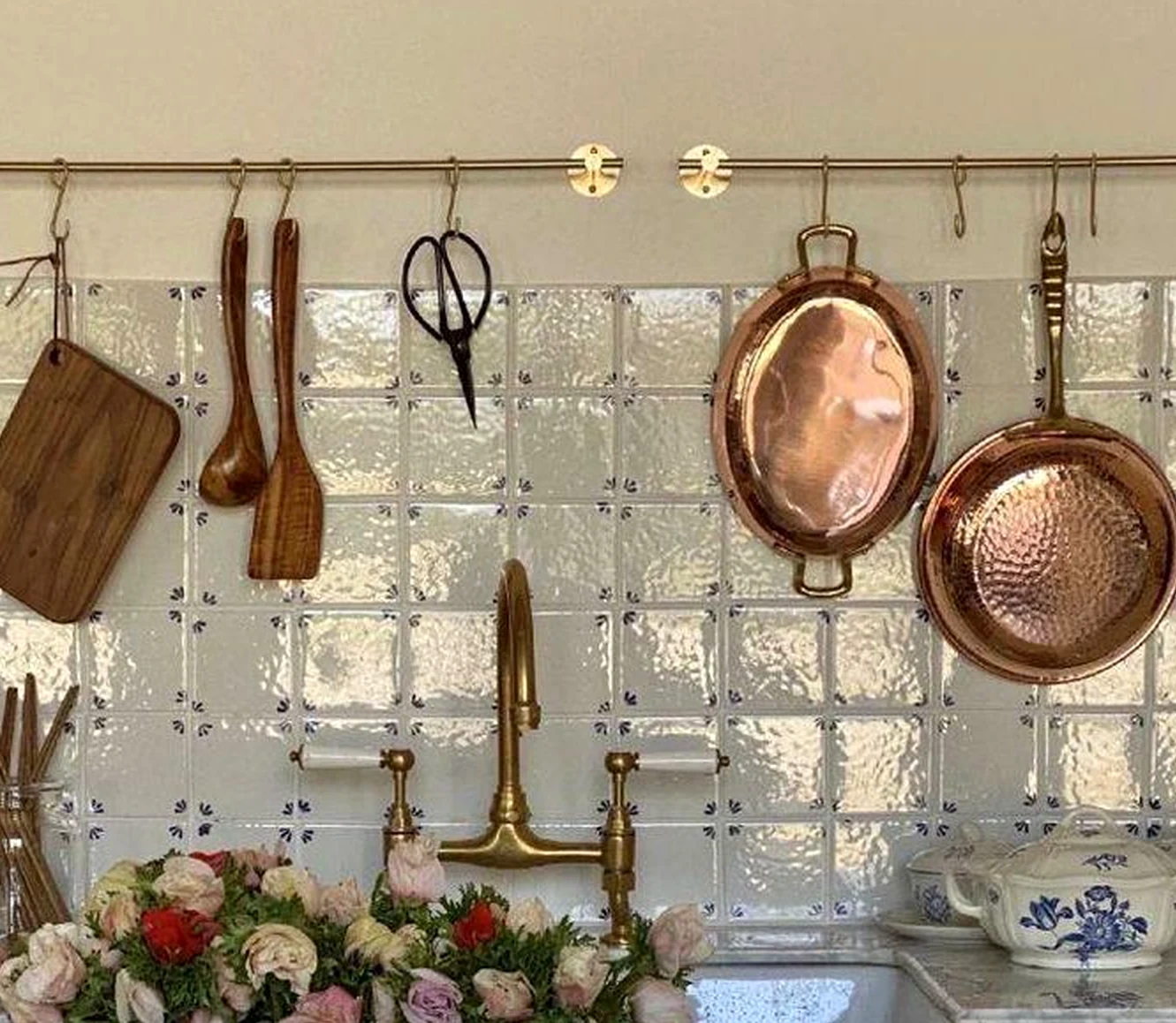 Airy dining setup draws attention to light while the composition stays comfortable in daily use.