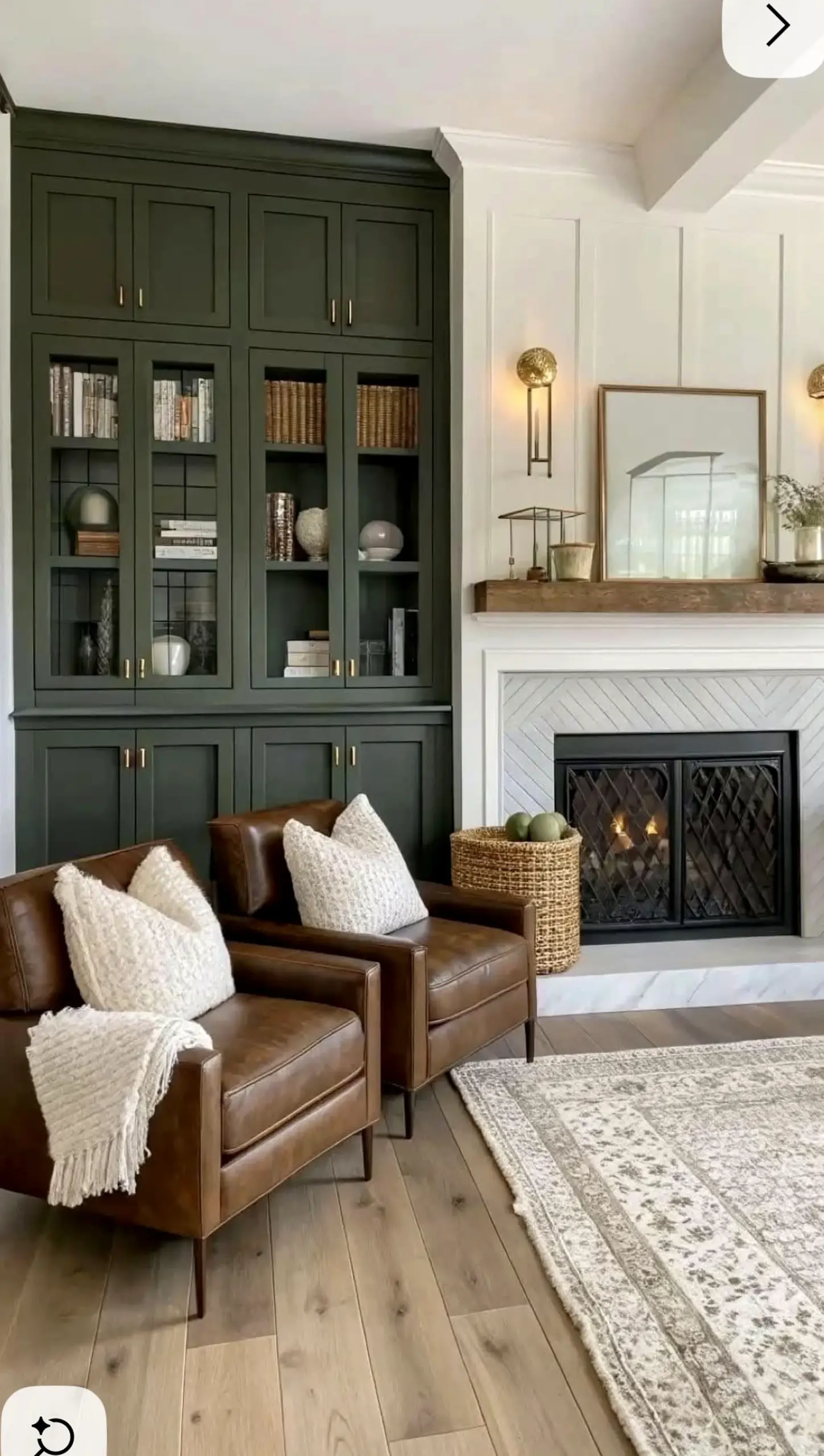 Earthy linen bedding adds warmth across the outdoor space, giving the decor a finish that feels clear and inviting.