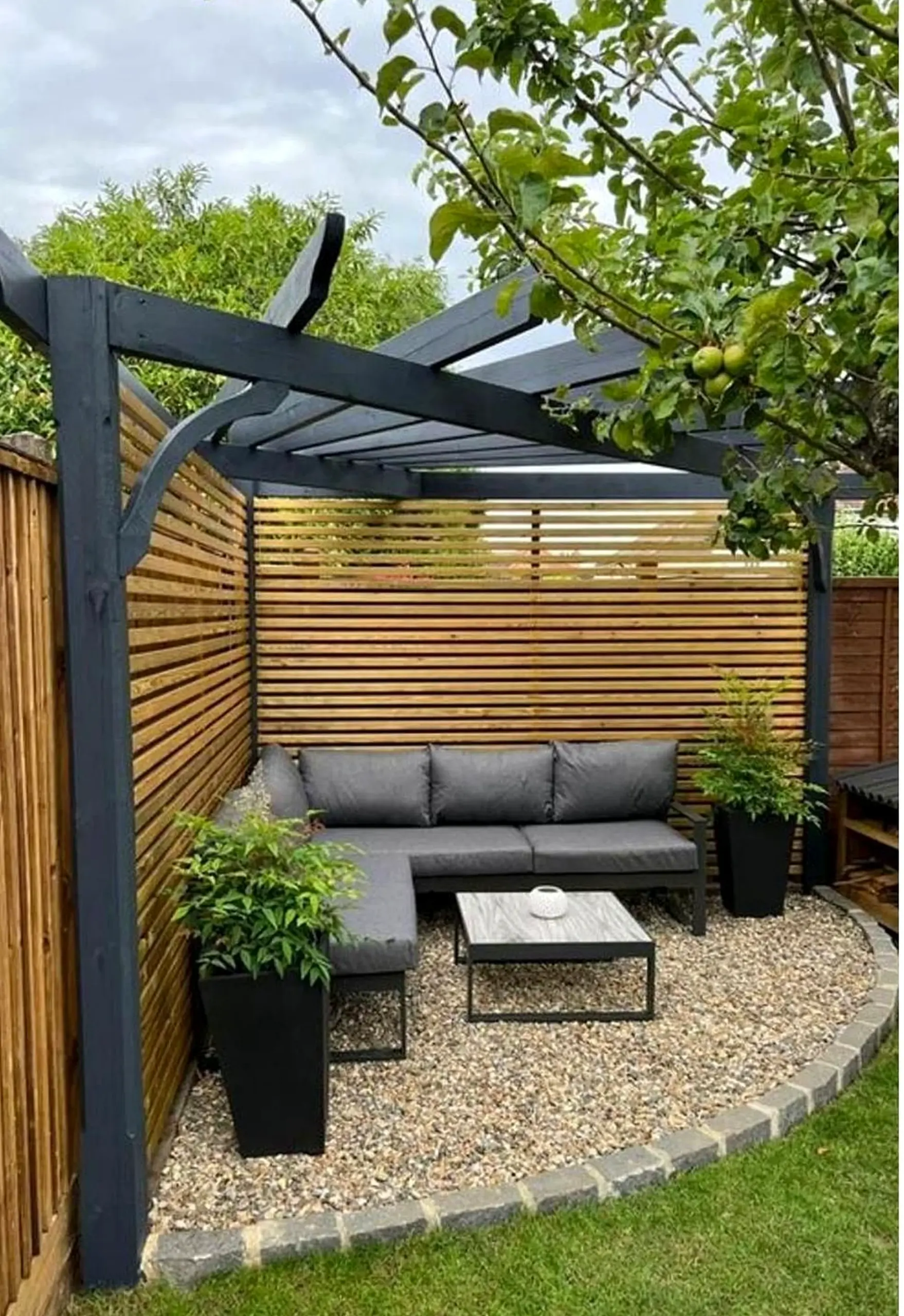 Compact outdoor lounge draws attention to movement while the backdrop stays visually grounded.